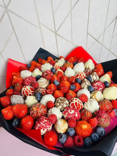 Букет «Ягодный бархат» XL из клубники в шоколаде NatalyCake